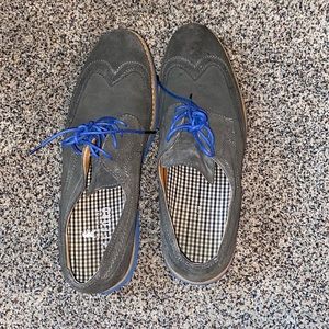men’s grey and blue dress shoes
